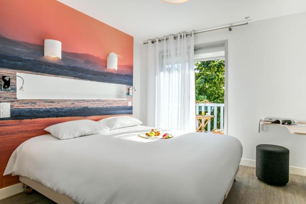 Superior Double room with balcony Logis Les Vagues