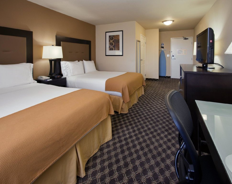 Четырёхместный номер Standard Holiday Inn Express Hotel Union City San Jose, an IHG Hotel