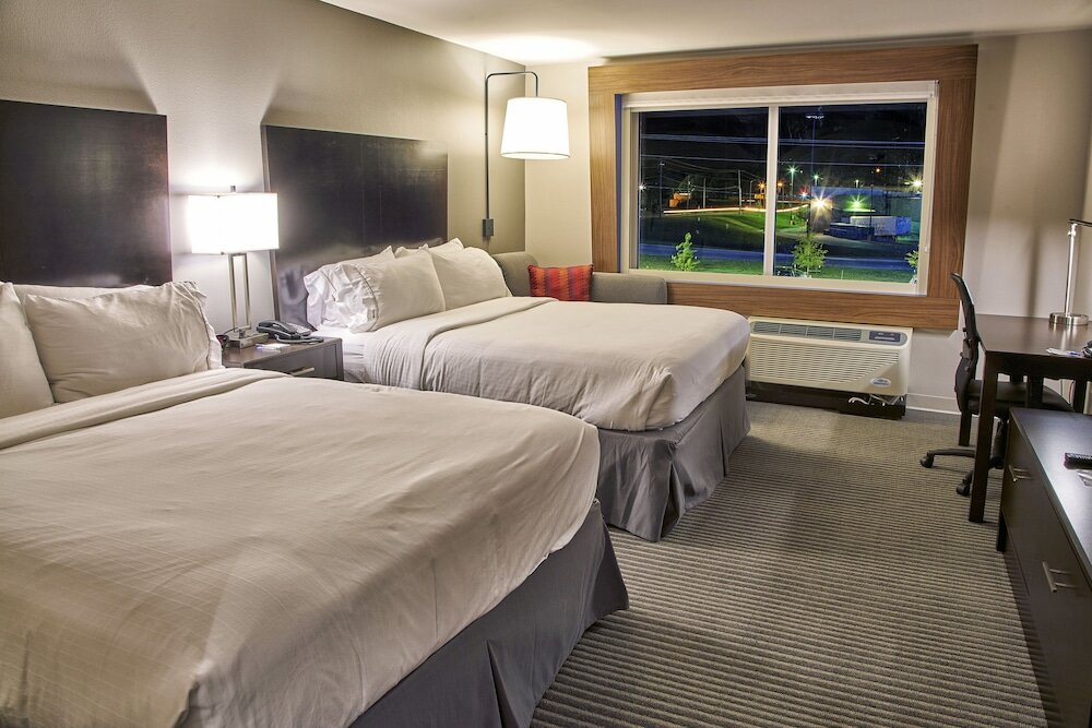 Четырёхместный номер Standard Holiday Inn Express & Suites Tulsa NE - Claremore, an IHG Hotel