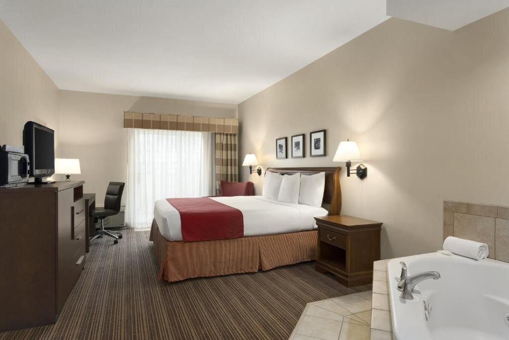 Double Suite Country Inn & Suites by Radisson, Cedar Rapids Airport, IA