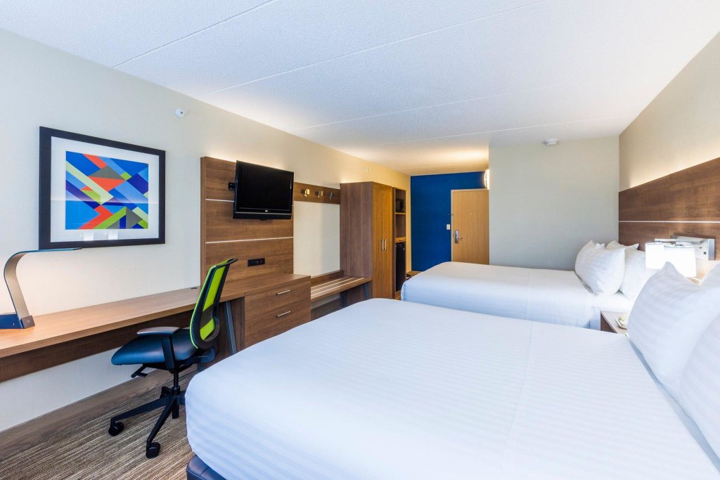 Четырёхместный номер Standard Holiday Inn Express Hotel & Suites Saint John Harbour Side, an IHG Hotel