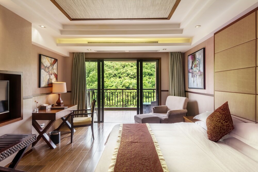 Standard room with mountain view Grand Metropark Bay Hotel Sanya