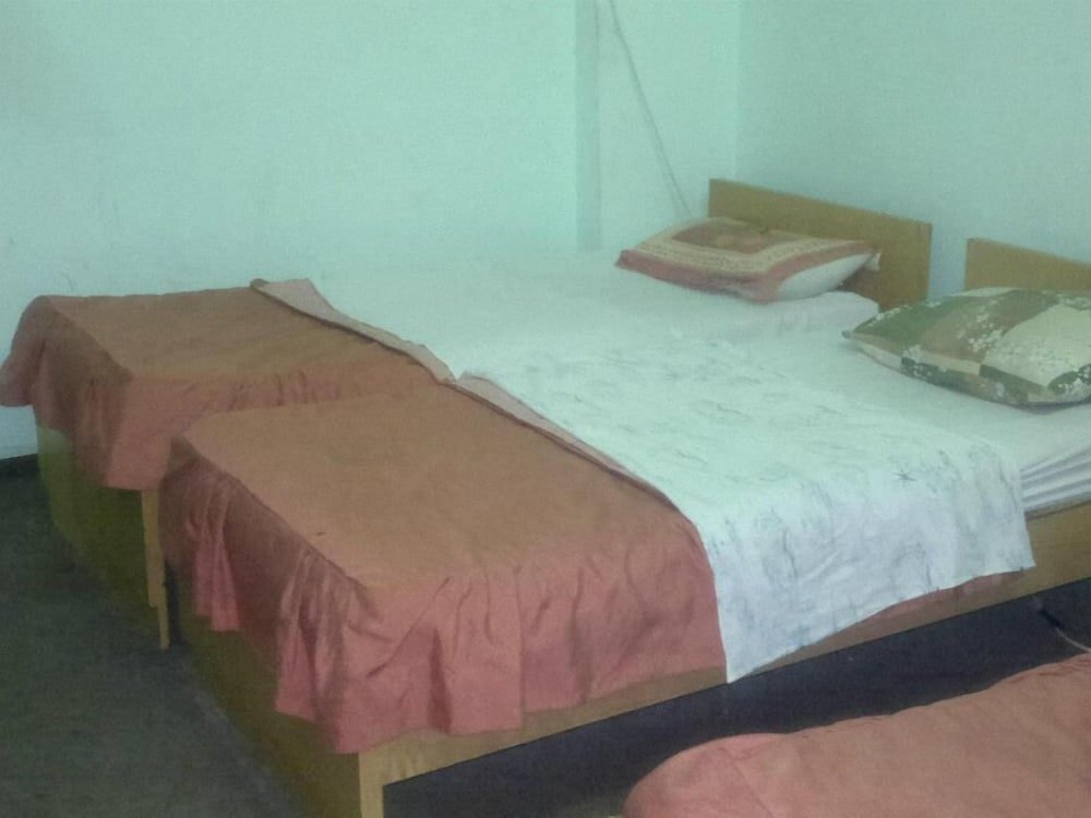 Кровать в общем номере Mansour Hotel