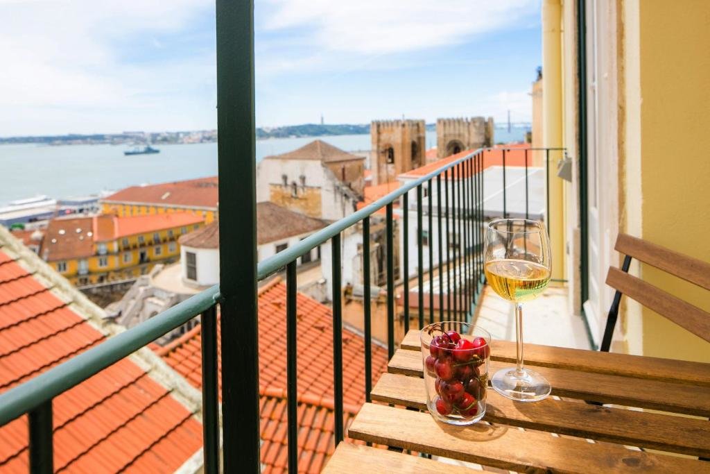 Apartment Alfama Balcony River View 11 by Lisbonne Collection