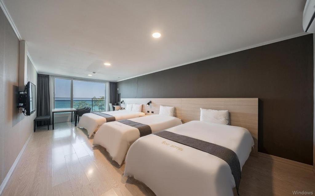 Четырёхместный номер Standard с видом на море Gyeongpo Soo Hotel
