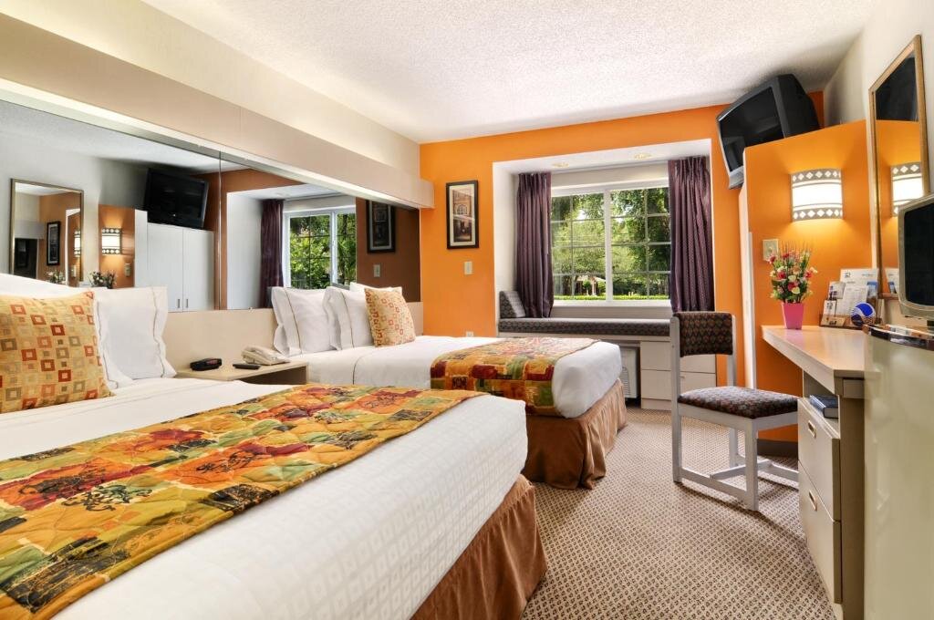 Deluxe room Hometown Inn & Suites Jacksonville Butler Blvd./Southpoint