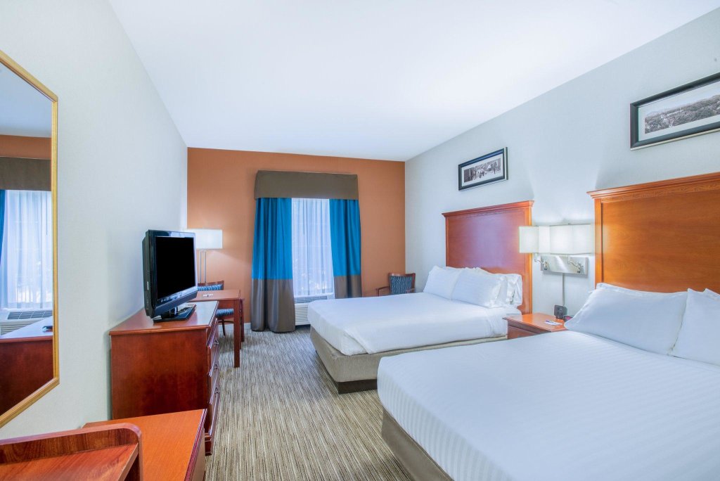 Четырёхместный номер Standard Holiday Inn Express Hotel & Suites Brattleboro, an IHG Hotel