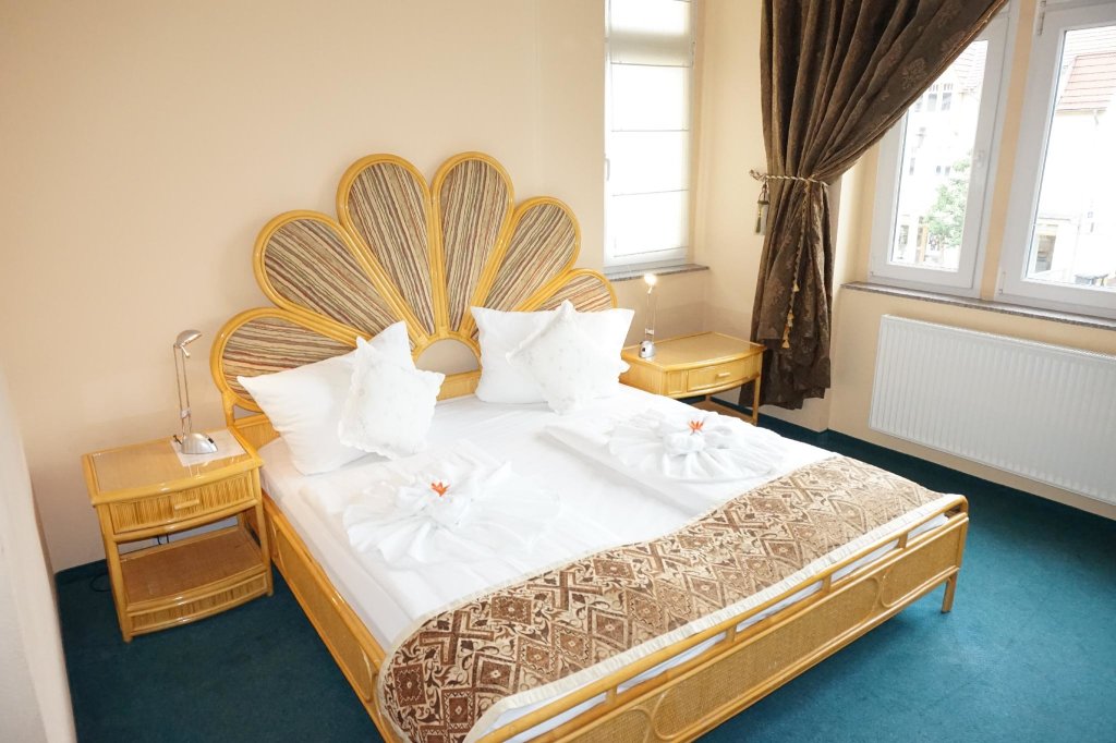 Кровать в общем номере Hotel Karlshorst