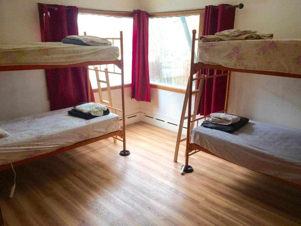Кровать в общем номере (женский номер) Base Camp Anchorage Hostel