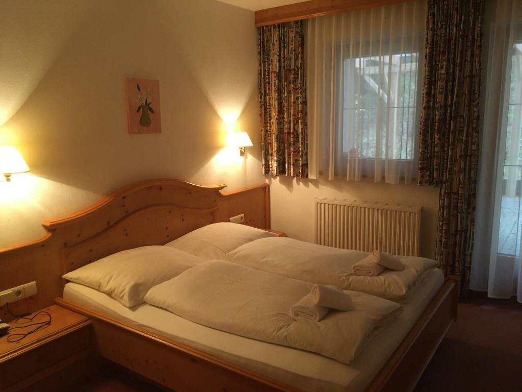Standard Double room with garden view Landhaus Paradies Samnaun Spiss