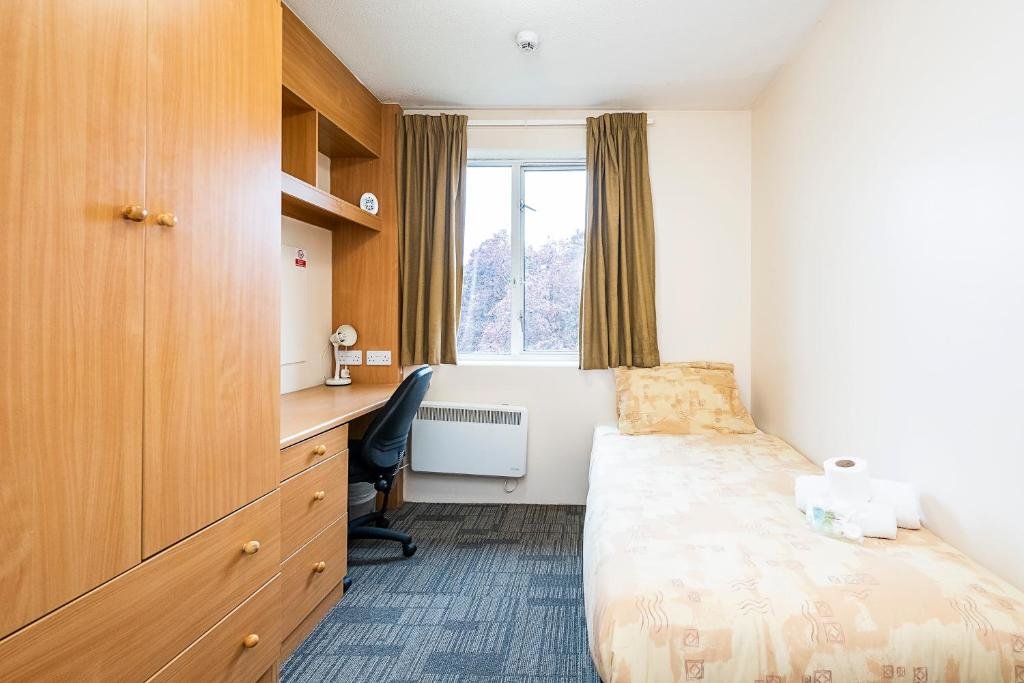 Apartamento 3 habitaciones Private Rooms in COLINDALE - SK