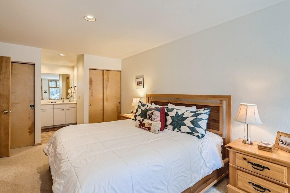 Номер Standard River Glen  106c 2 Bedroom Condo by RedAwning
