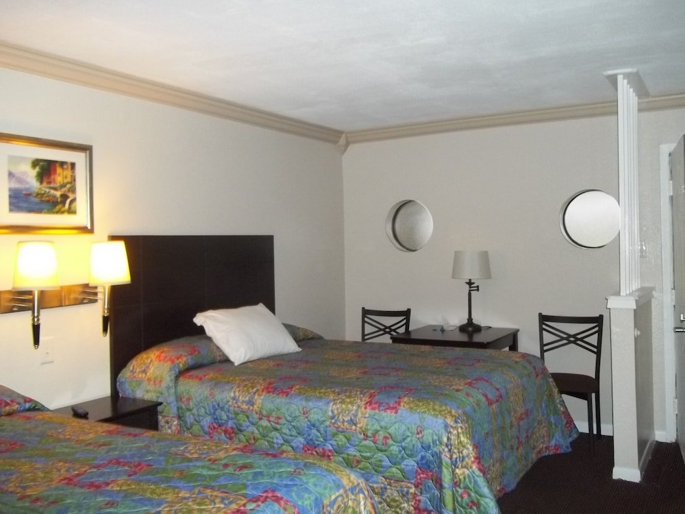 Standard Quadruple room Scottish Inns Galveston