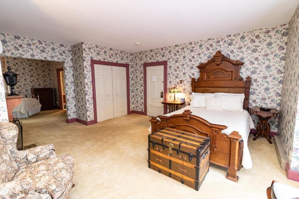 Standard Triple room Saratoga Dreams Bed and Breakfast