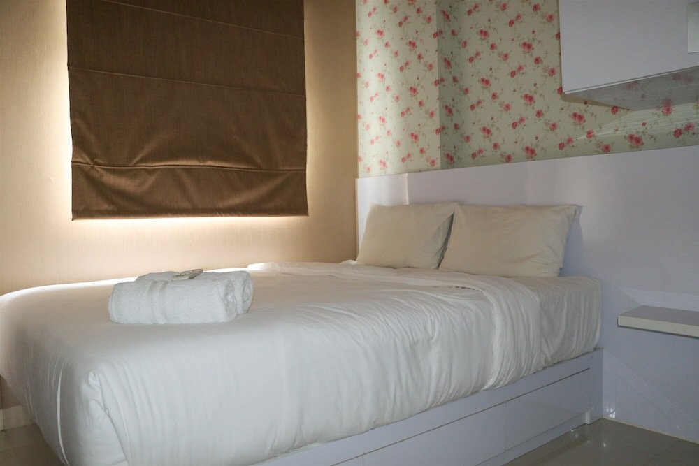 Camera Standard Homey And Cozy Stay 2Br At Green Pramuka City Apartment