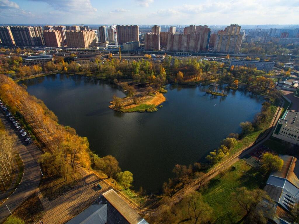 Москва фотогеничная. Фабричный пруд Реутов. Реутов фабричный пруд 2022. Реутов парк пруд. Парк фабричный пруд.