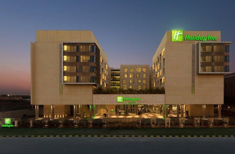 Кровать в общем номере с видом на бассейн Holiday Inn New Delhi International Airport, an IHG Hotel