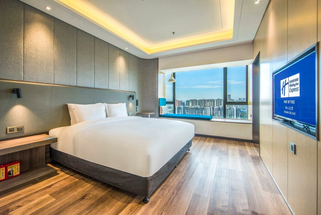 Doppel Suite 1 Schlafzimmer mit Blick auf den Park Holiday Inn Express Foshan Beijiao, an IHG Hotel