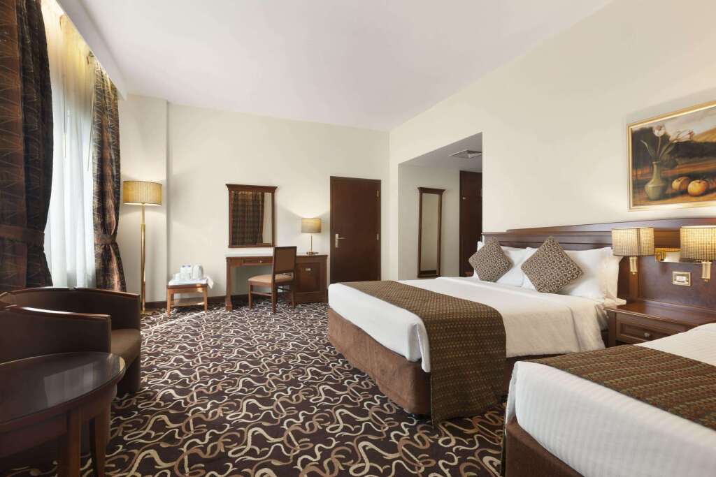 Howard johnson bur dubai 3. Howard Johnson Bur Dubai. Эмираты из Тюмени Howard Johnson Hotel. Bur Dubai.