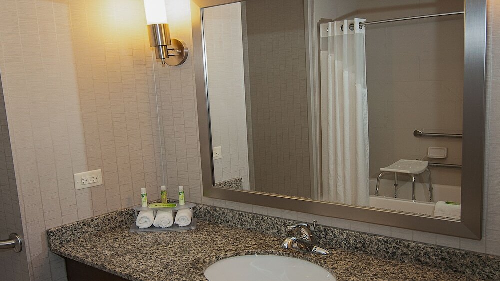 Четырёхместный номер Standard Holiday Inn Express & Suites Wichita Northeast, an IHG Hotel