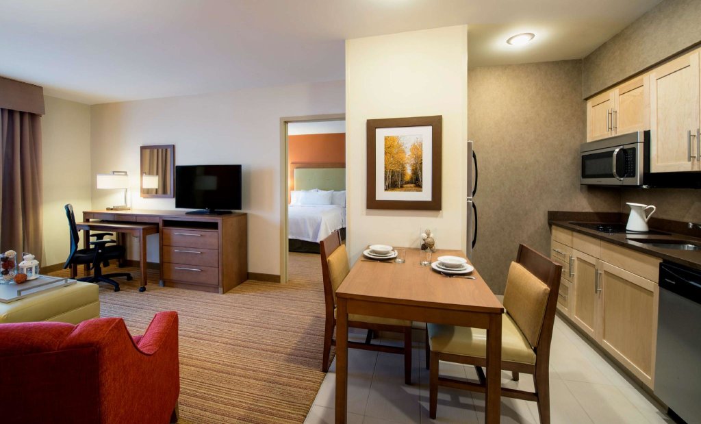 Двухместный люкс c 1 комнатой Homewood Suites by Hilton Winnipeg Airport - Polo Park