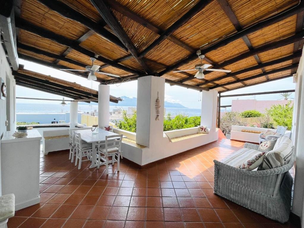 Apartment with sea view Villa Pomelia, Villa nel corso di Santa Marina Salina a 50 mt dal mare