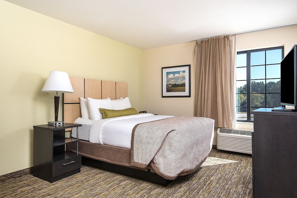 1 Bedroom Suite Candlewood Suites Bloomington, an IHG Hotel