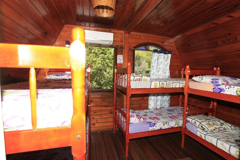 Кровать в общем номере (женский номер) Hostel Chalé da Praia