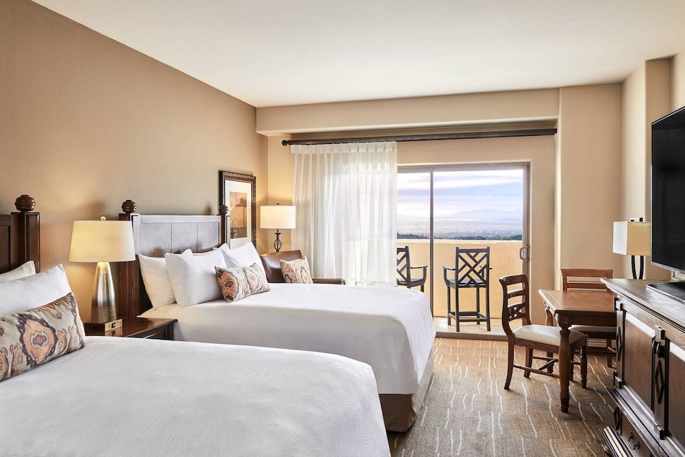 Четырёхместный номер Premium с балконом и с видом на город JW Marriott Tucson Starr Pass Resort