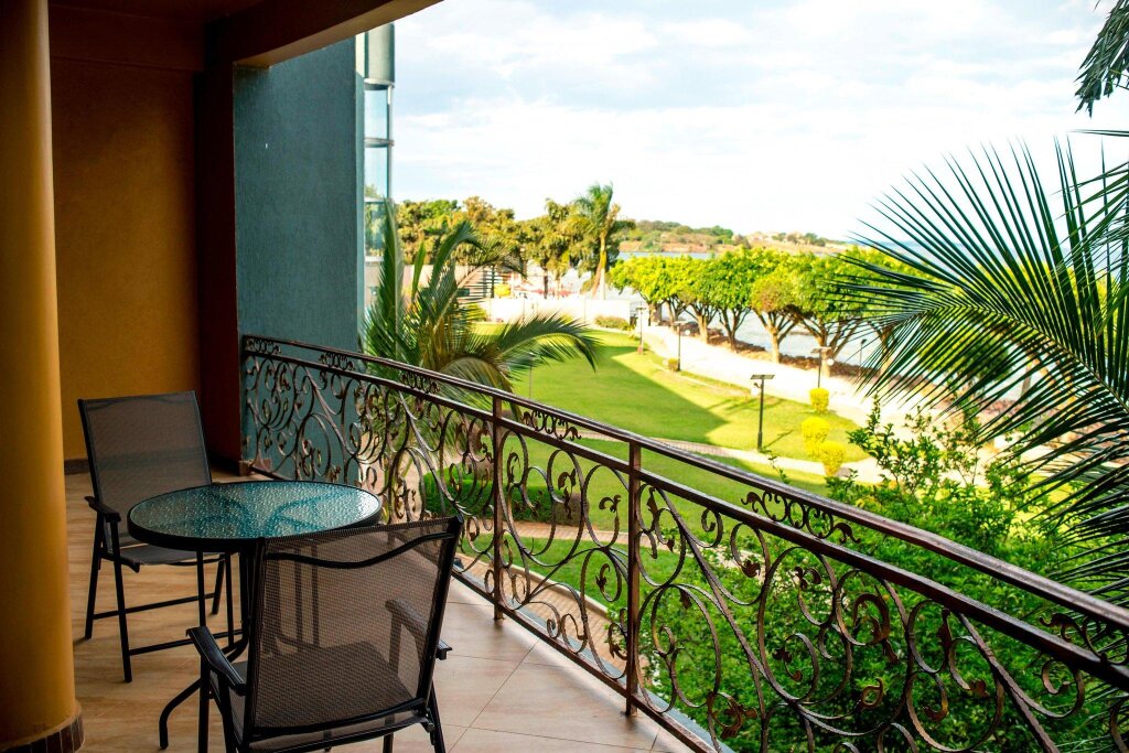 Двухместный люкс Executive с балконом Protea Hotel by Marriott Entebbe