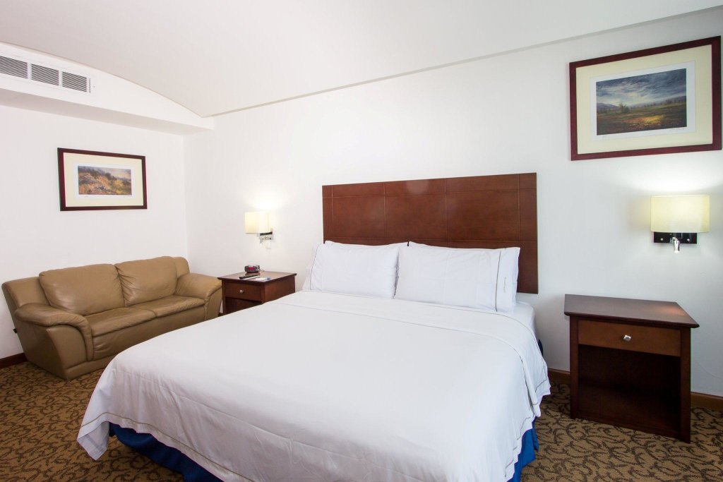 Номер Standard Holiday Inn Express Nuevo Laredo, an IHG Hotel