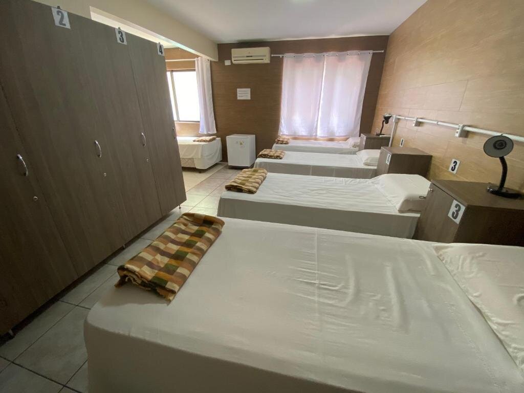 Кровать в общем номере Pousada El Shaddai