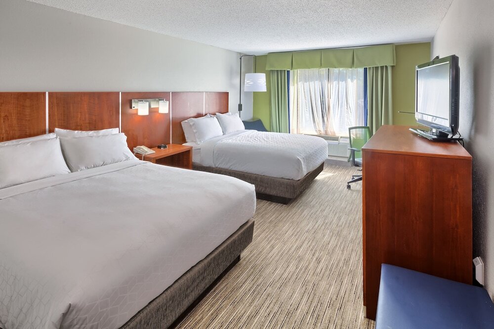 Четырёхместный номер Standard Holiday Inn Express Hotel & Suites Raleigh North - Wake Forest, an IHG Hotel