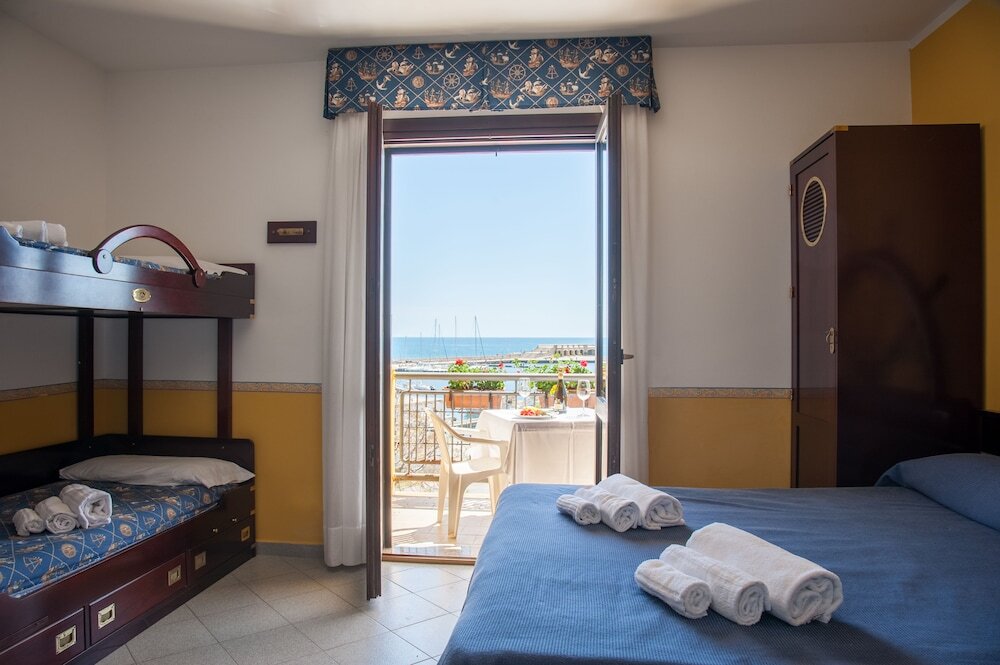 Четырёхместный номер Standard с балконом и с видом на море Family Driven Beach Hotel Il Porto