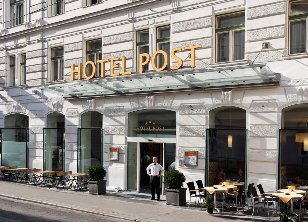 Кровать в общем номере Hotel Post Wien