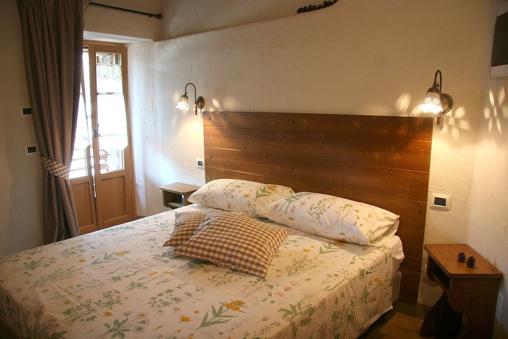 Comfort Double room with balcony Ostello del Castello Tirano