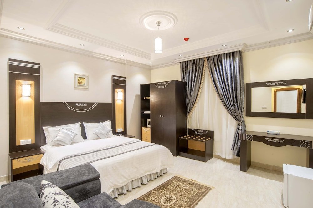 Апартаменты Al Ezzah Palace Hotel Suites