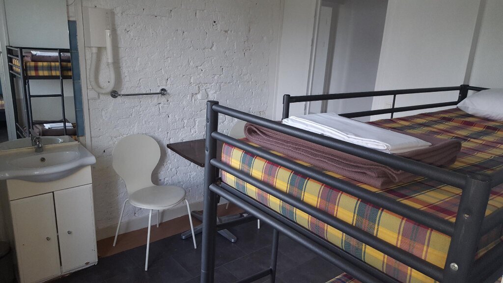 Кровать в общем номере Le Regent Montmartre by Hiphophostels