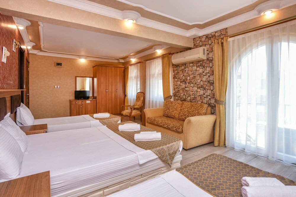 Standard Quadruple Family room with balcony Otel Türk Evi