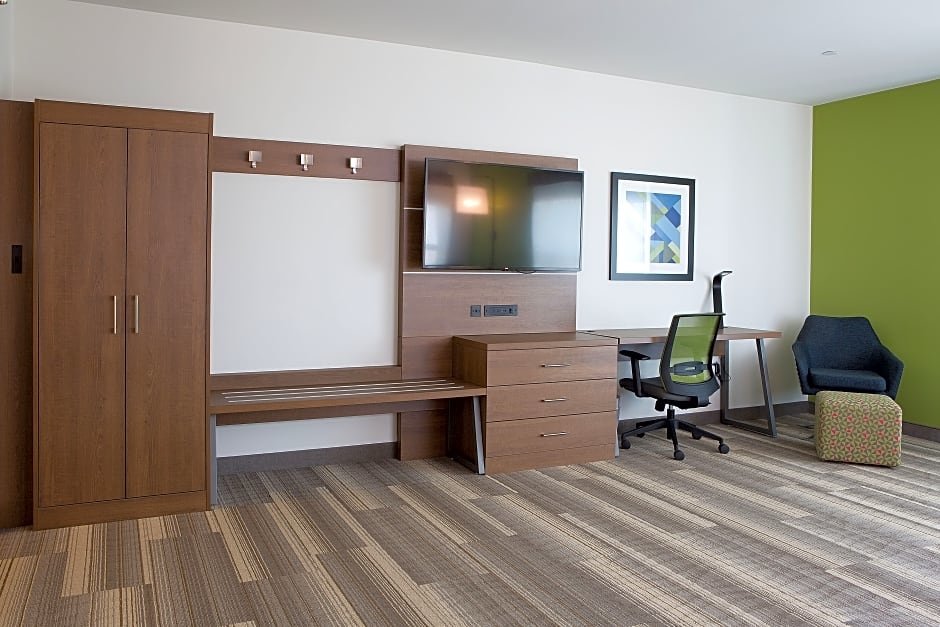 Четырёхместный люкс Holiday Inn Express & Suites - Edmonton SW - Windermere, an IHG Hotel