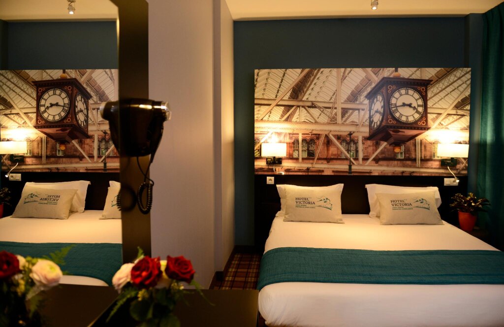 Кровать в общем номере Hotel Victoria Lyon Perrache Confluence