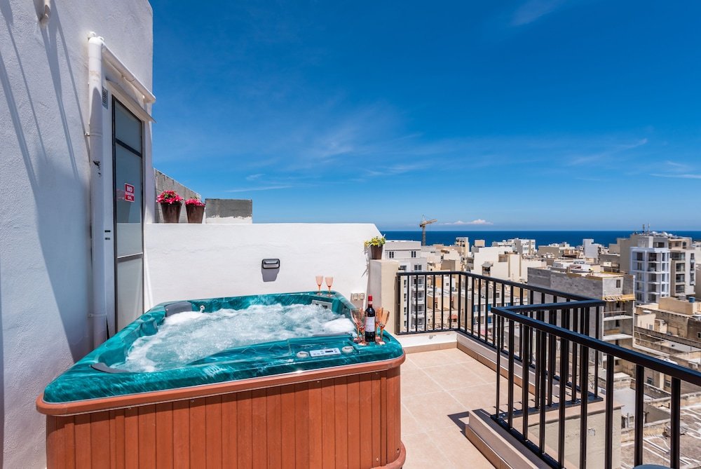 Superior Zimmer Seashells Penthouse Hot Tub Seaview by Getaways Malta