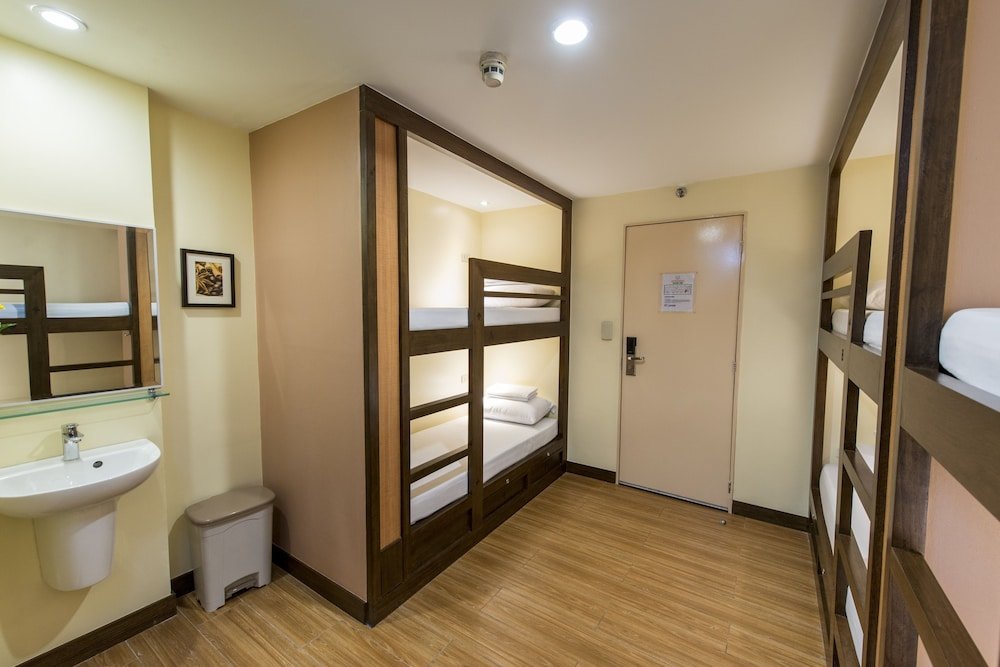 Кровать в общем номере (мужской номер) Отель Kabayan