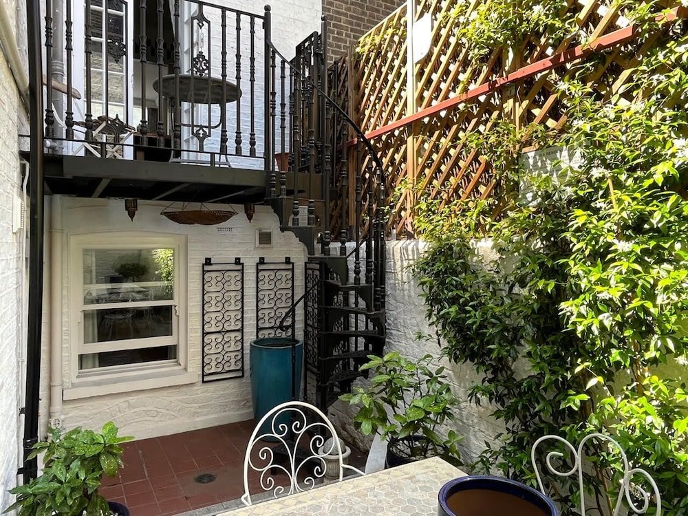 Hütte 3 Zimmer Gorgeous 3-bed maisonette in Westbourne Green with patio