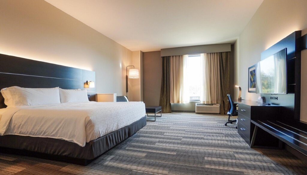 Люкс Deluxe Holiday Inn Express & Suites Franklin - Berry Farms, an IHG Hotel