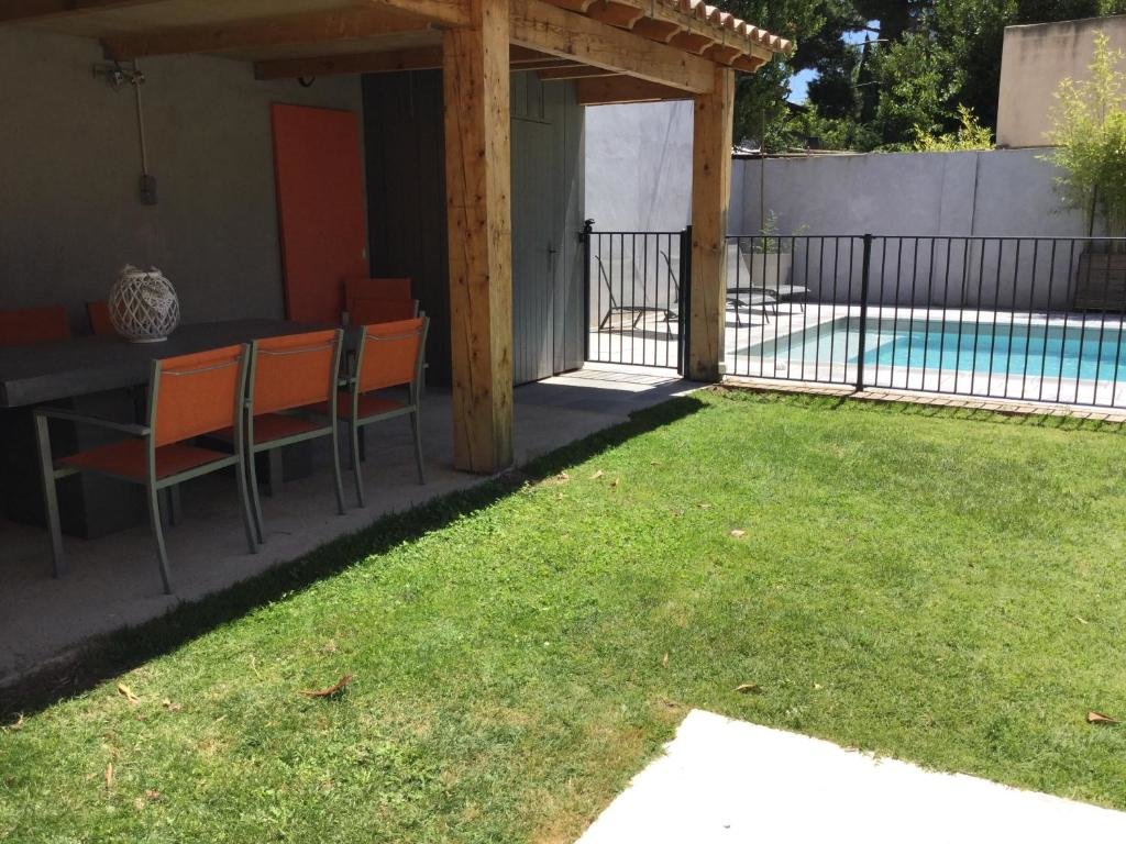 Cottage Beautiful vacation rental with private pool in the heart of the city of Avignon, sleeps 8