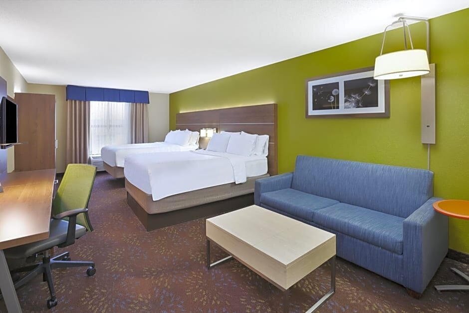 Четырёхместный номер Deluxe Holiday Inn Express Hotel & Suites Circleville, an IHG Hotel