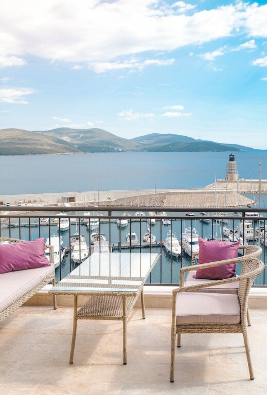Апартаменты с 3 комнатами с видом на море Private Villa in Lustica Bay
