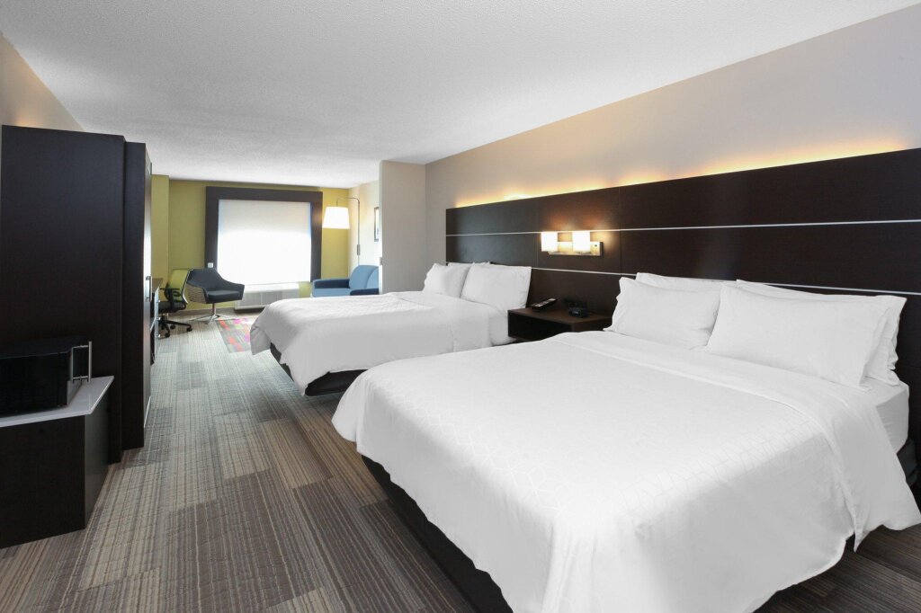 Люкс Deluxe Holiday Inn Express Hotel & Suites Woodhaven, an IHG Hotel
