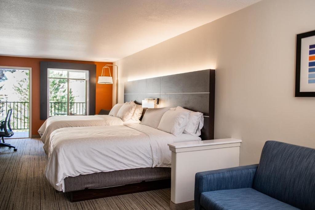 Suite Holiday Inn Express Hotel & Suites Custer, an IHG Hotel